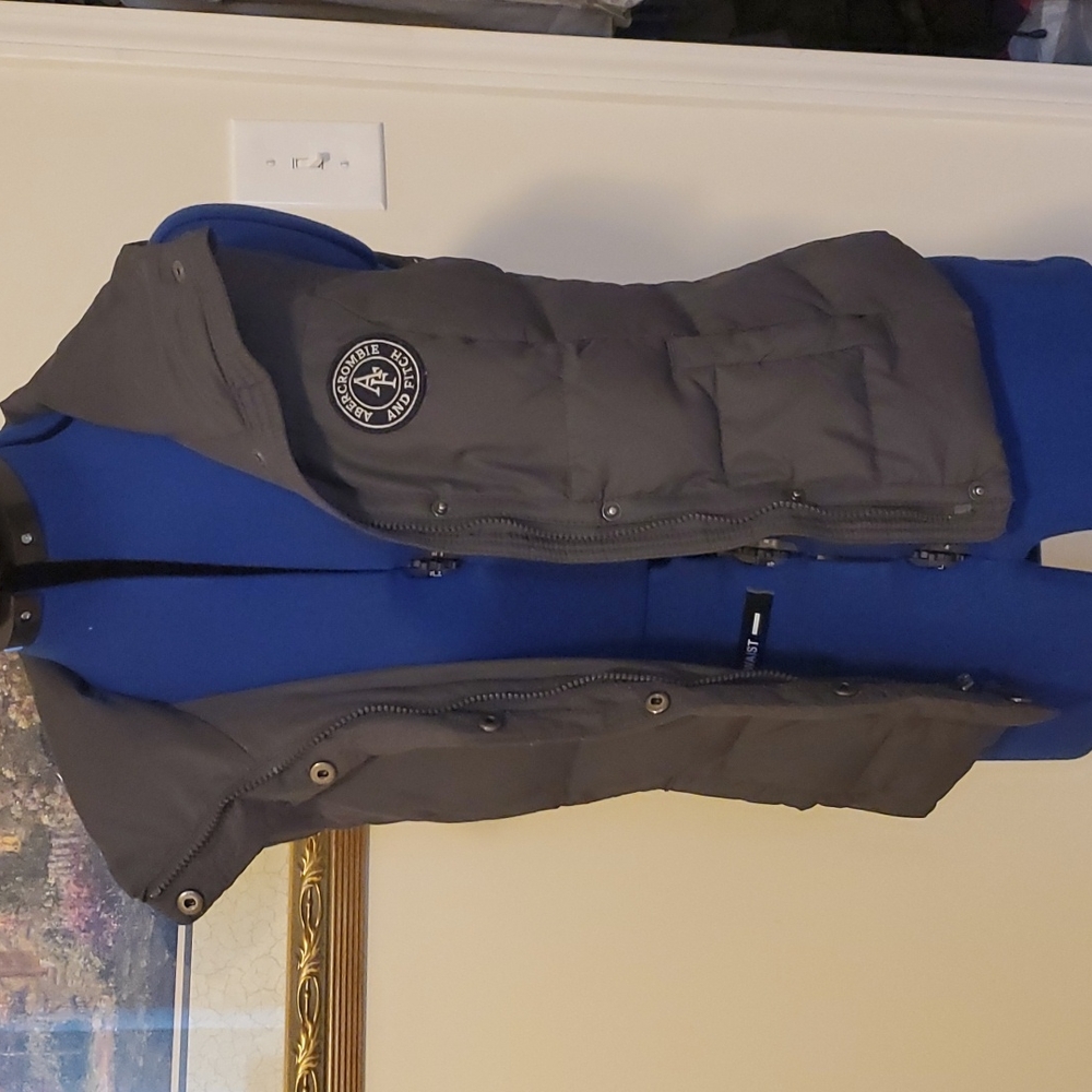 Abercrombie and Fitch puffer vest - Picture 6 of 6